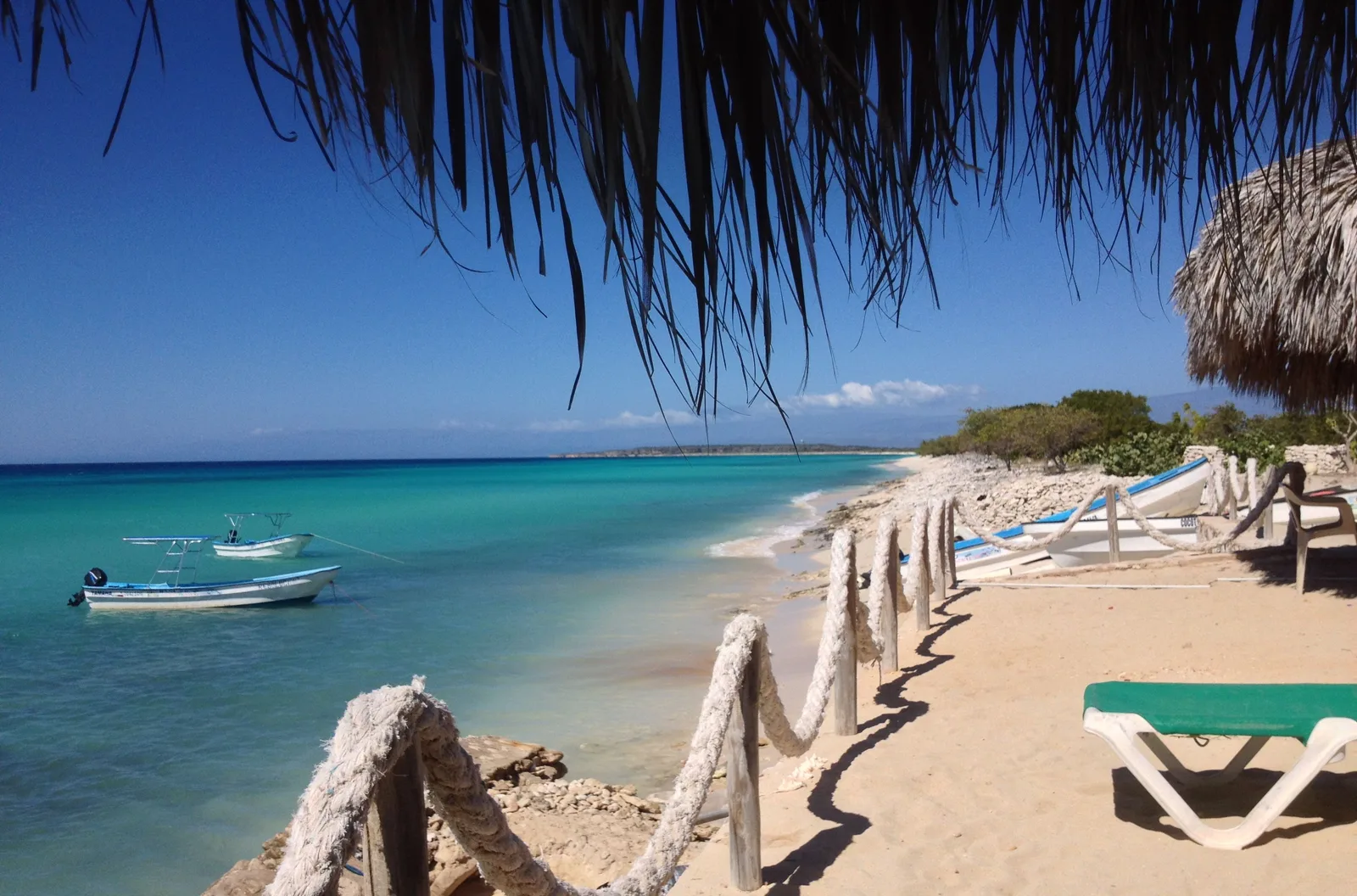 Bahía de las Águilas desde la sombra de una palapa